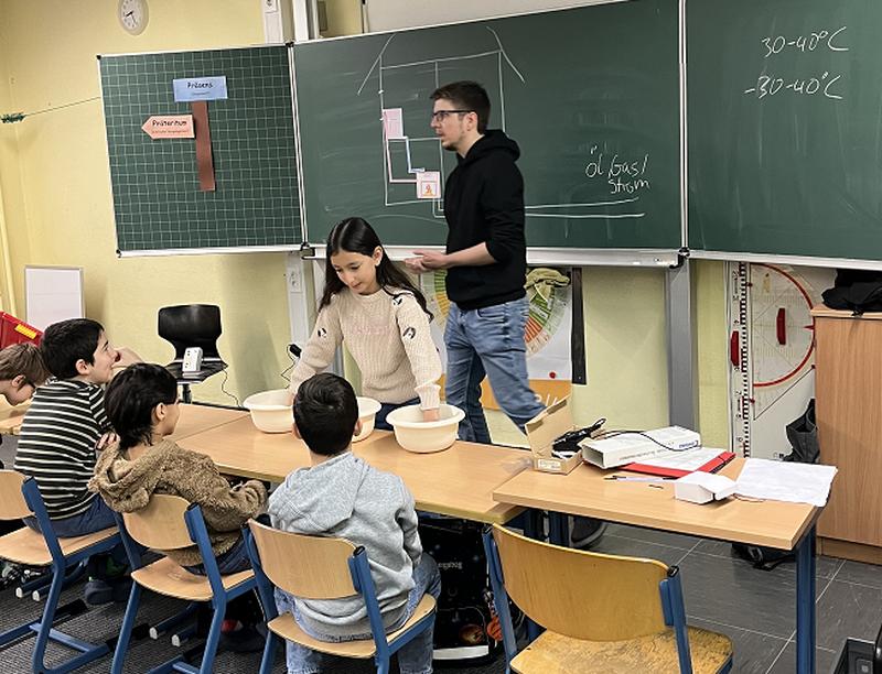 Kinder der Albert-Schweitzer-Grundschule lernen richtiges Lüften