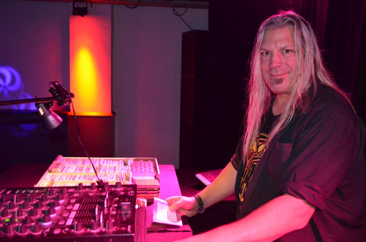 Oster-Faltenwurf in der Schuhfabrik