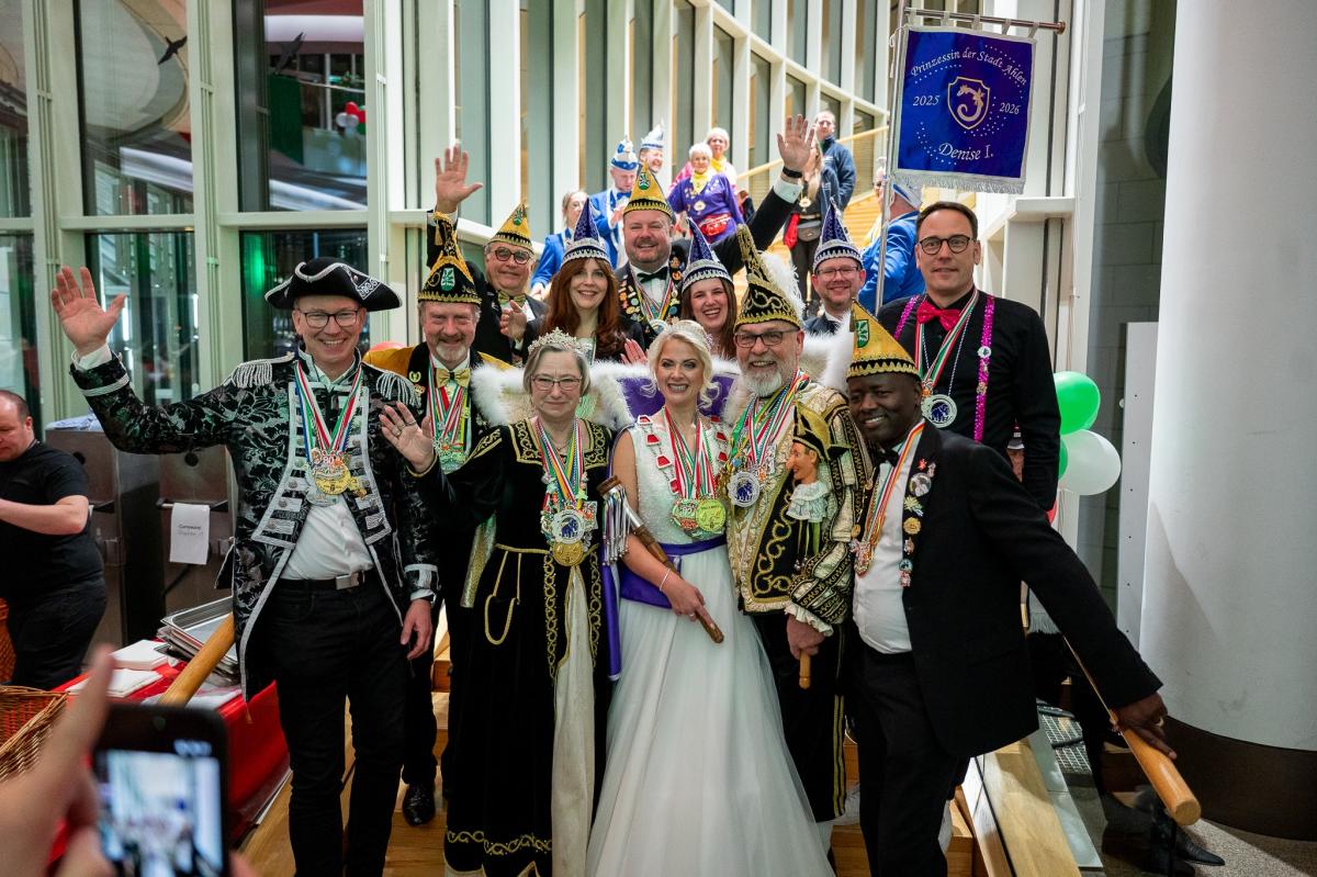 Schunkeln im Parlament – Delegationen aus dem Kreis Warendorf feiern beim „Närrischen Landtag“ in Düsseldorf