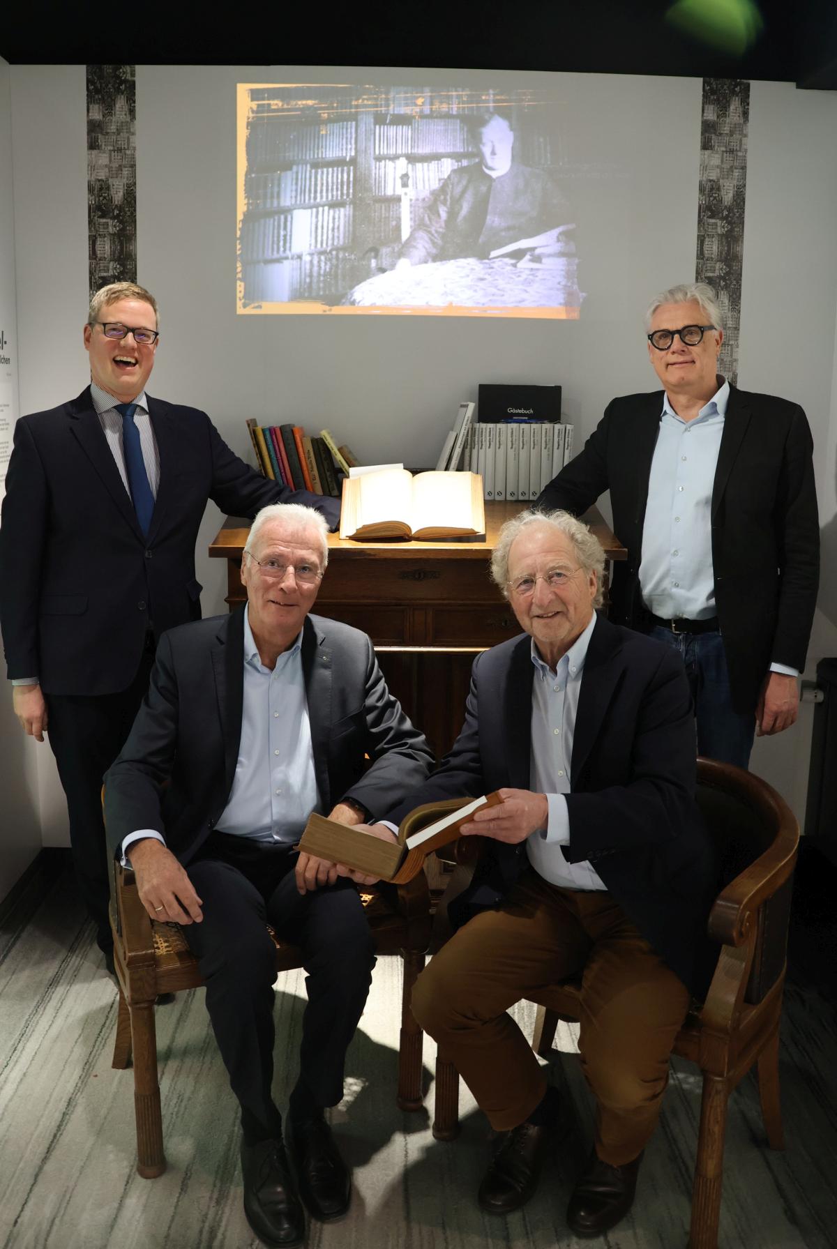 Zwei Handschriften von Augustin Wibbelt jetzt im Kreisarchiv