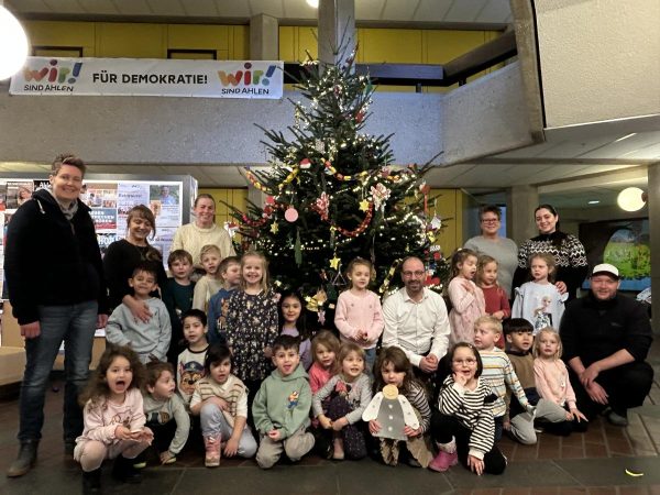 Weihnachtsbaum Rathaus 01 04-12-2025