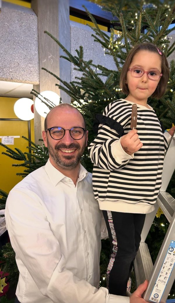 Weihnachtsbaum Rathaus 03 04-12-2025